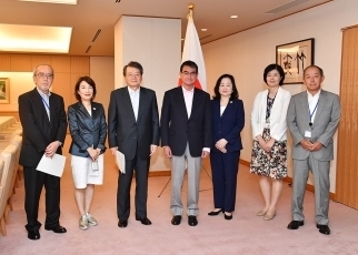 外務人事審議会による「多様な人材が活躍する職場作りを含む在外公館を通じた機動的な外交活動の展開に関する勧告」の提出1
