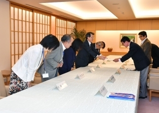 外務人事審議会による「多様な人材が活躍する職場作りを含む在外公館を通じた機動的な外交活動の展開に関する勧告」の提出3
