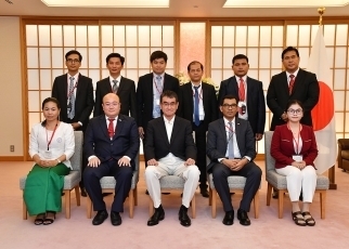 カンボジア若手政治関係者招へい一行による河野外務大臣表敬1