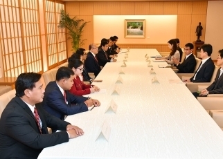カンボジア若手政治関係者招へい一行による河野外務大臣表敬2