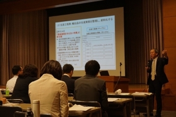 (写真2)麻野(株)アールFTA研究所代表取締役による講演の様子