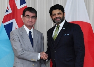 （写真9）カイウム司法長官兼経済大臣との会談1