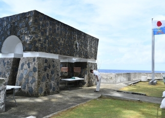 （写真12）ペリリュー島視察（西太平洋戦没者の碑での献花）