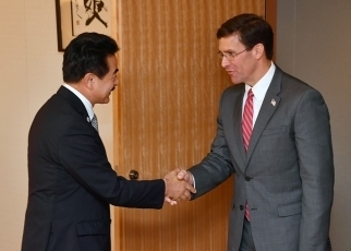 佐藤外務副大臣とエスパー米国国防長官との会談1