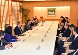 佐藤外務副大臣とエスパー米国国防長官との会談3