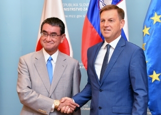 （写真4）日・スロベニア外相会談