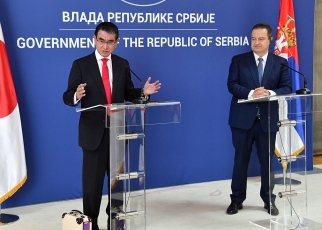 （写真8）日・セルビア外相共同記者会見