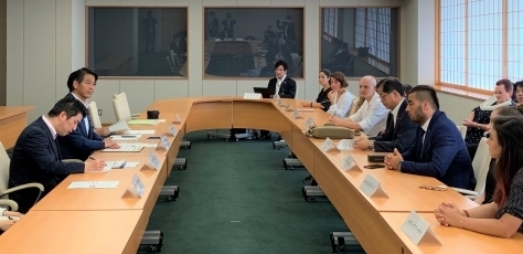 「中東和平プロジェクトin綾部」一行による山田外務大臣政務官への表敬1