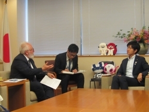 ペッチーニ経済協力開発機構開発センター所長による鈴木外務大臣政務官表敬の様子