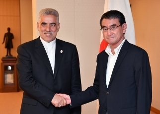 イラン・日本友好議連会長と握手する河野外務大臣