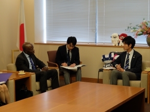ウングボ国際農業開発基金総裁による鈴木外務大臣政務官表敬の様子