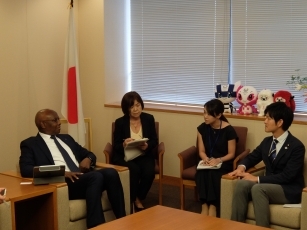 チャム・教育のためのグローバル・パートナーシップ(GPE)副議長による鈴木外務大臣政務官表敬の様子