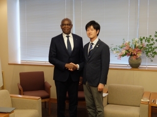 チャム・教育のためのグローバル・パートナーシップ(GPE)副議長と握手する鈴木外務大臣政務官