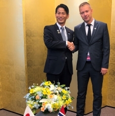 ヤコブセン・ノルウェー外務省国際開発副大臣と握手する山田外務大臣政務官