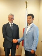 辻外務大臣政務官とルスナック・エネルギー憲章事務局長との会談(握手)