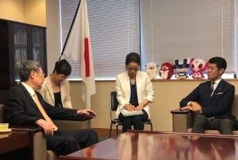 辻外務大臣政務官と黄中国太平洋経済協力全国委員会名誉会長の会談の様子