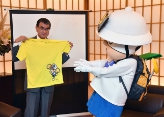 外務省ODA広報キャラクター「ODAマン」による河野外務大臣表敬3