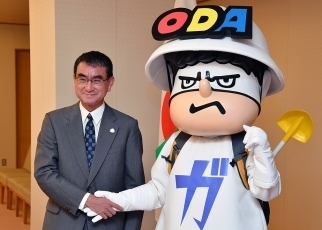 外務省ODA広報キャラクター「ODAマン」による河野外務大臣表敬1