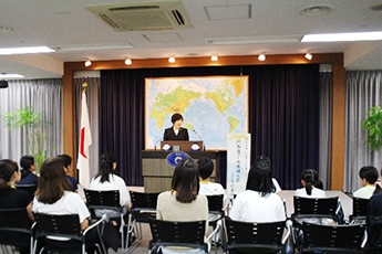 （写真1）阿部副大臣が記者会見室に登場