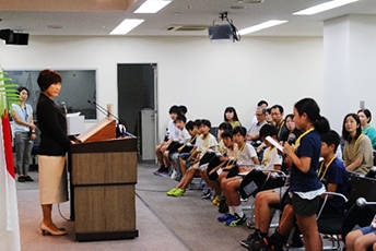 （写真2）「こども記者会見」の様子