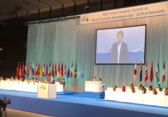 (写真1)2019高校生サミットin北海道での鈴木北海道知事の挨拶