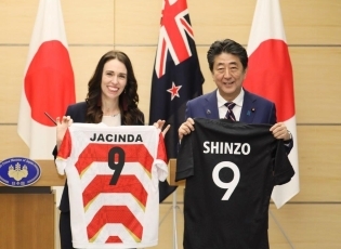 （写真9）ラグビー代表ユニフォームを交換する両首脳