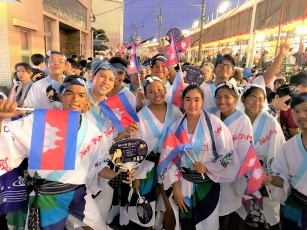 (写真1)阿波おどりに参加したカンボジア選手団