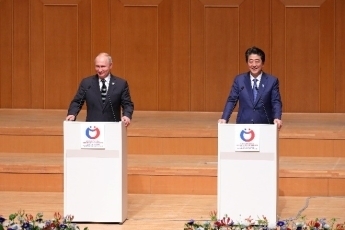 (写真1)6月29日大阪で開催された日露交流年閉会式において,安倍総理が「日露地域・姉妹都市交流年」の開催について発表する様子