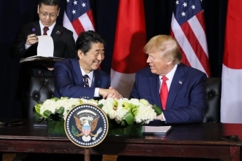 （写真5）署名文書を見せる安倍総理とトランプ大統領