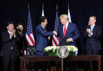 （写真8）日米共同声明署名式の様子5