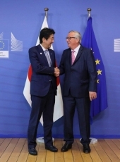 (画像1)ユンカー欧州委員会委員長との昼食会(写真提供:内閣広報室)1