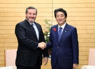 (画像1)表敬を受ける安倍総理大臣(写真提供:内閣広報室)1