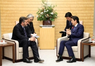 (画像2)表敬を受ける安倍総理大臣(写真提供:内閣広報室)2