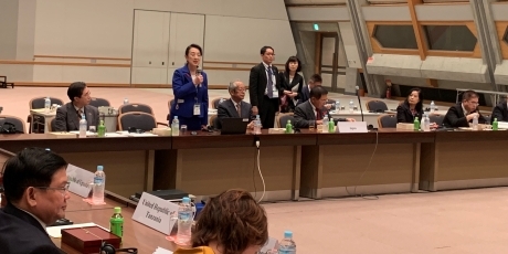 (写真1)第16回国際科学技術大臣会合で挨拶する尾身政務官