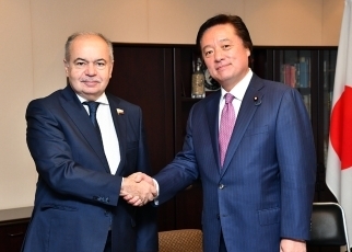 若宮外務副大臣とウマハノフ・ロシア連邦院副議長との懇談(握手)