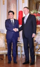 (写真1)安倍総理大臣とヨハニス・ルーマニア大統領との会談