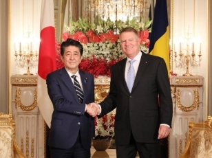 (写真2)安倍総理大臣とヨハニス・ルーマニア大統領との会談