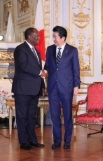 (写真1)安倍総理大臣とウワタラ・コートジボワール共和国大統領との会談