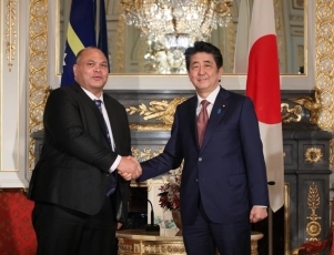 (写真2)安倍総理大臣とエニミア・ナウル大統領との会談(写真提供:内閣広報室)