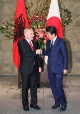 (写真1)安倍総理大臣とメタ・アルバニア大統領との会談(写真提供:内閣広報室)