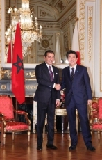 (写真1)安倍総理大臣とモロッコ王国・ムーレイ・ラシッド王子との会談(写真提供:内閣広報室)1