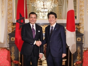 (写真2)安倍総理大臣とモロッコ王国・ムーレイ・ラシッド王子との会談(写真提供:内閣広報室)2