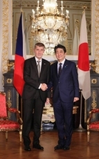 (写真1)バビシュ・チェコ首相との会談(写真提供:内閣広報室)