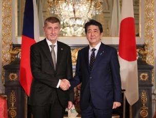 (写真2)バビシュ・チェコ首相との会談(写真提供:内閣広報室)