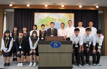 (写真1)島根県立三刀屋高等学校の皆さん(記者会見室)