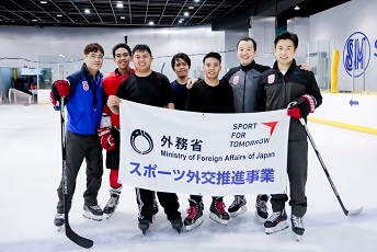 (写真1) 横断幕あり集合写真