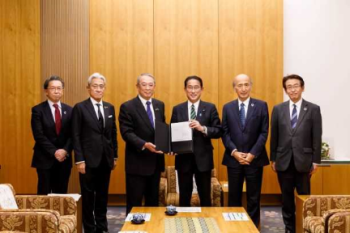 (写真1)ABACの「APEC首脳への提言」の安倍総理への手交(2019年11月)