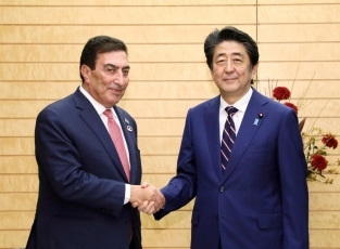 (写真1)表敬を受ける安倍総理大臣の様子1
