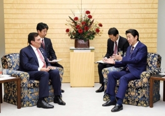 (写真2)表敬を受ける安倍総理大臣の様子2