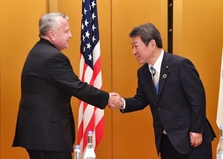 サリバン米国務副長官と挨拶を交わす茂木外務大臣